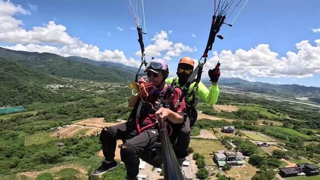 来自高雄的游客林志能搭乘飞行伞时，一边吹奏小喇叭。（翱翔企业提供／蔡旻妤台东传真）