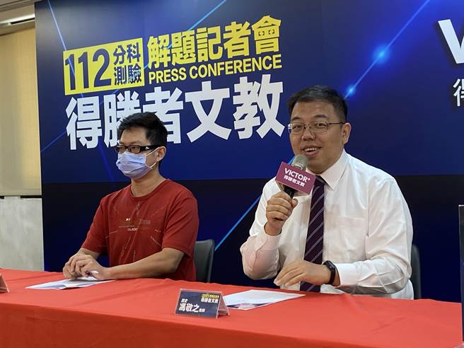 補教老師馮敬之（右）、張以諾（左）解析今年分科測驗歷史科題目。（林志成攝）