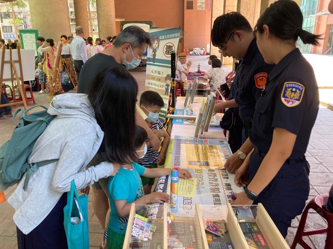 警員於活動會場設置宣導攤位，並以遊戲互動方式，執行反詐等宣導。（圖 / 松山分局提供）