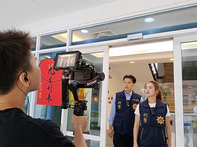 八点檔「加油喜事」连续剧演员李兴文、臧芮轩化身刑警，拍摄反诈骗宣导短片。（警方提供）