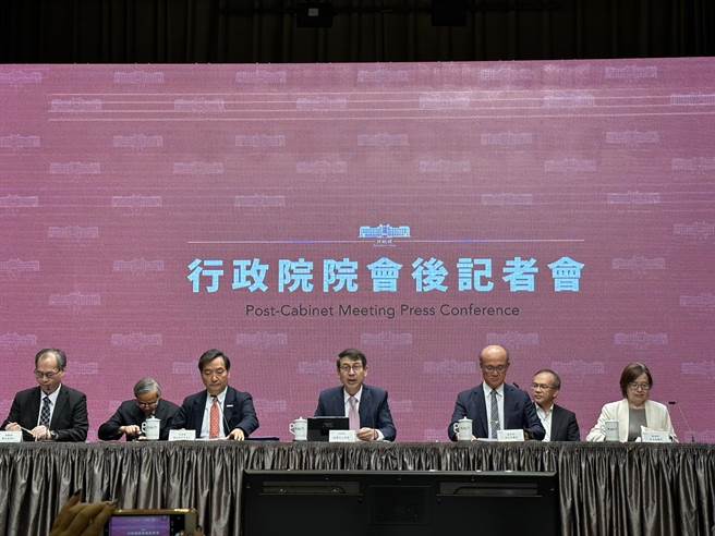 交通部今日赴行政院会报告「各县市道安改善执行成效」。（黄婉婷摄）