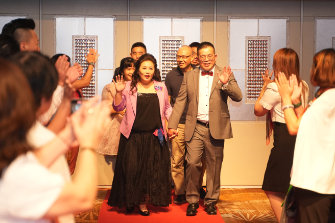 台北市云联网扶轮社第八届社长就职典礼，李柔莹社长(左)与最支持她的社公大进场，俨然新娘与新郎进场接受各界来宾祝贺。 (醒吾科大提供)