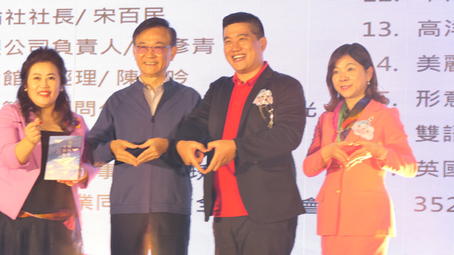 台北市教育局长汤志民(左二)代市长蒋万安，颁奖表扬赞助金英杯的「高洋一对一学习股份有限公司」创办人陈威华(右二)等企业家。(醒吾科大提供) 


