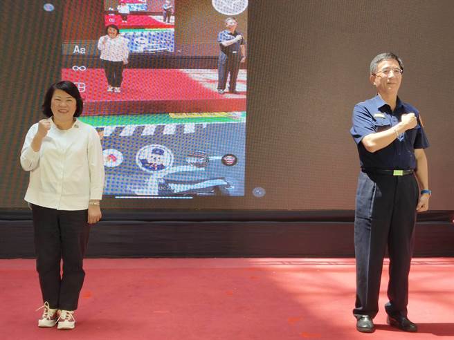 嘉义市长黄敏惠、嘉义市警察局长陈炯旭公布「警察大白熊」为反诈宣导大使。（廖素慧摄）