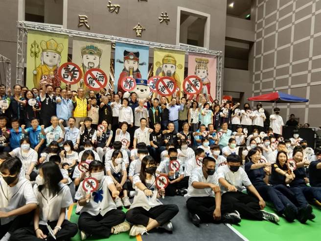 嘉义市长黄敏惠揪民代、里长及学校一起防诈、反诈。（廖素慧摄）