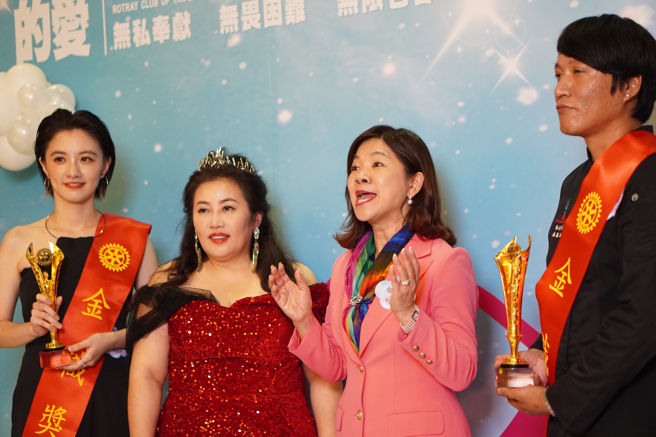 金职奖获奖人全球城市小姐曾靖淳(左)及舒苑饮食文化执行长林东立(右)，都开心表示将把爱分享，3523地区总监杨奕兰(右二)与李柔莹社长也呼应扶轮与精神息息相关。(醒吾科大提供) 