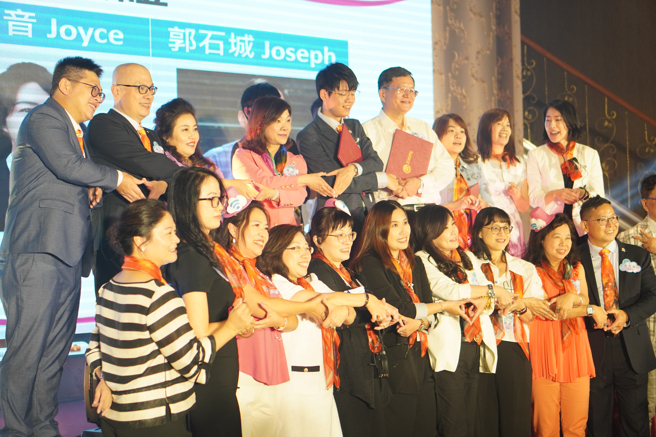 台北市云联网扶轮社首敲暨金职奖颁奖晚会欢乐温馨气氛，三位新社友接受大家热情欢迎与祝贺。(醒吾科大提供) 