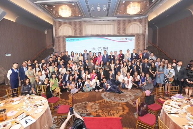 台北市云联网扶轮社第八届社长首敲暨金职奖颁奖晚会圆满结束，与会贵宾在舞台合影留念。(醒吾科大提供) 