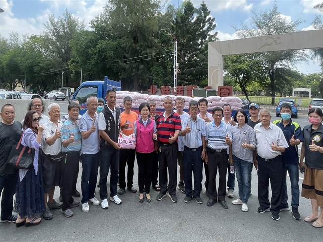 云林县北港镇沟皂里民感念义工团为里内2弱势家庭建屋，购买4500公斤白米作公益。（张朝欣摄）