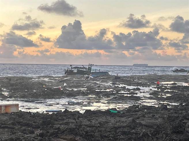 绿岛渔船因引擎故障，遭大浪拍打上岸，船体近乎全毁，所幸无人伤亡。（民眾提供／萧嘉蕙台东传真）