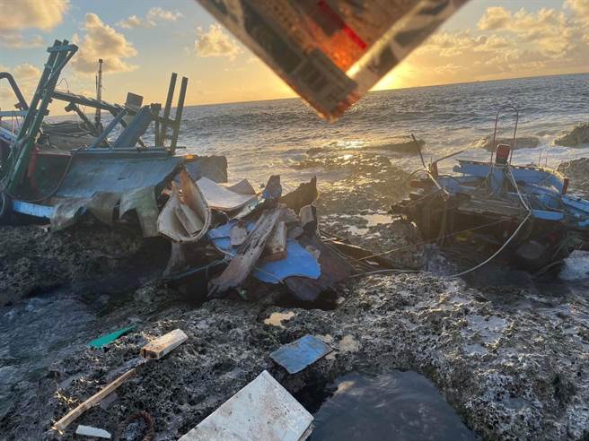 今晨1艘渔船搁浅绿岛温泉海域，船头撞烂，船身四分五裂，船长嘆「瞬间失业」。（民眾提供／萧嘉蕙台东传真）
