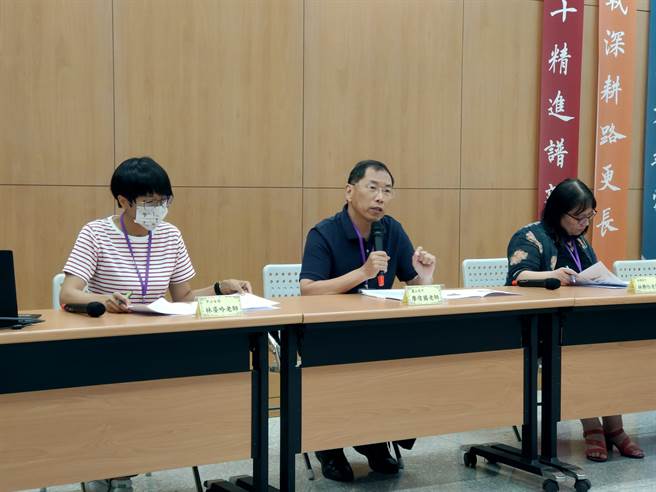 高中地理老师们直说，今年度分科测验第38到39题考出了之前的热门新闻「狒狒事件」，看到题目时，忍不住会心一笑。（李侑珊摄）