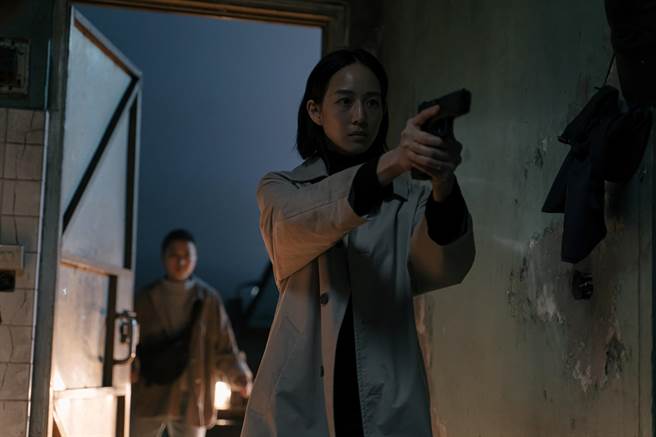 张钧甯为扮演干练女警，在家勤练举枪、擒拿术。（华映提供）