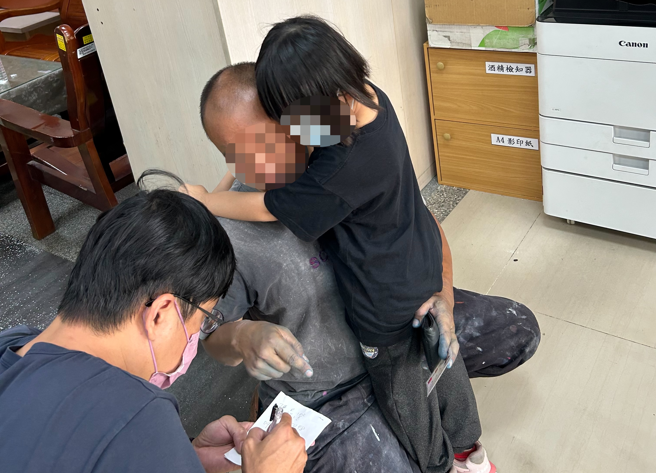 當時正在工地工作的父親，滿身泥汙汗流浹背奔赴派出所。（圖 / 讀者提供）