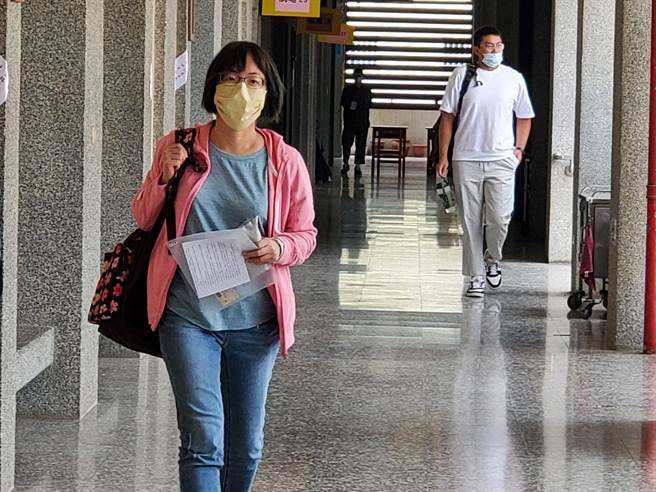 今天有10县市今同步举行国中国小幼儿园教师甄试笔试，图为云林县设于斗六国中的考场，考生答题完毕走出试场。（周丽兰摄） 