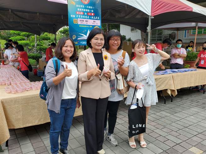 不少外县市考生要求和张丽善合影纪念。（周丽兰摄）