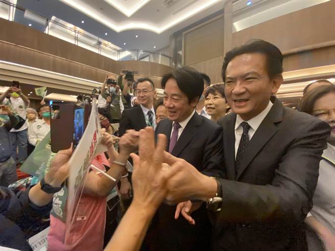 立委林俊宪(右)为赖清德(中)子弟兵，台南又是赖的本命区，林俊宪认为，台南一席立委都不能少，赖清德才能胜选。(本报资料照片)