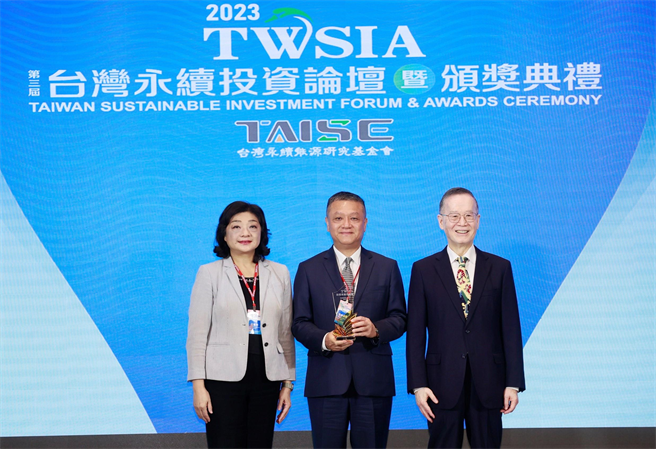 永豐金證券上半年榮獲包括第三屆台灣永續投資獎「機構影響力證券組-楷模」在內，共13項大獎。中為永豐金證券總經理張李章隆。（永豐金證券提供）