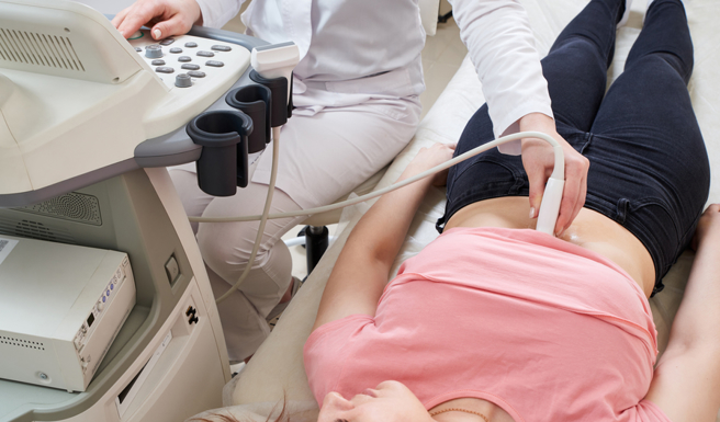 醫師詢問有無性經驗，媽媽搶答說沒有，妹子超尷尬。（圖／shutterstock）