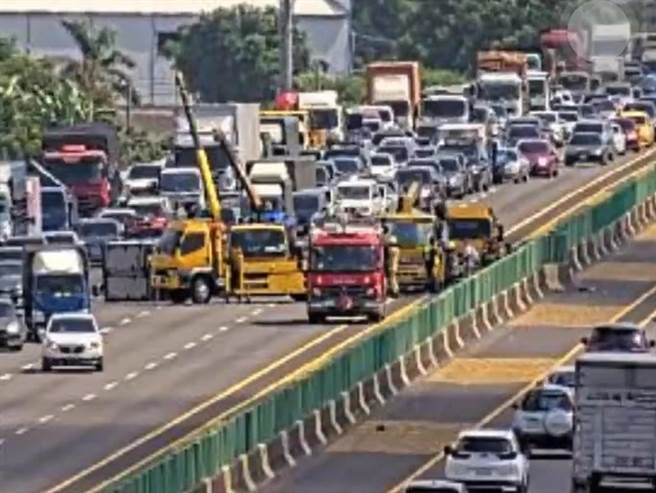 中山高速公路北上彰化戰備跑道路段發生兩車碰撞事故，造成車流堵塞。（翻攝國道1968／孫英哲彰化傳真）