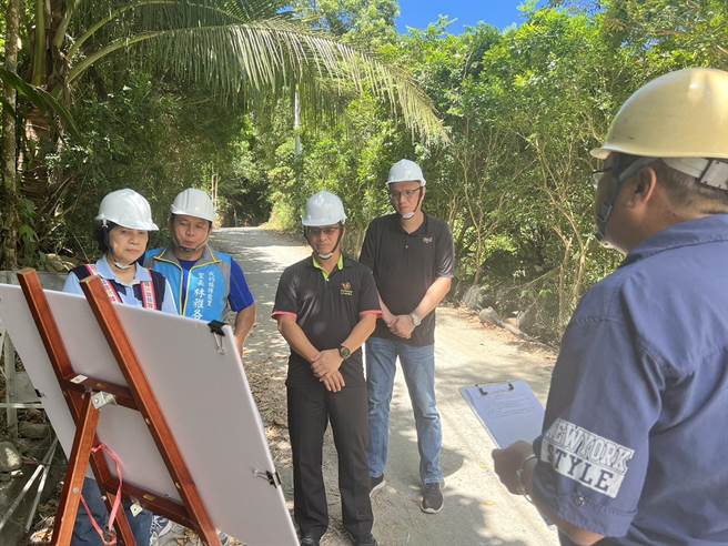 原民會副主委谷縱關心台東縣成功鎮重安橋工程施工進度。（蔡旻妤攝）