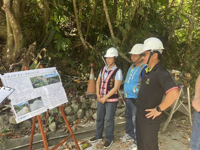 原民會副主委谷縱關心台東縣成功鎮重安橋工程施工進度。（蔡旻妤攝）