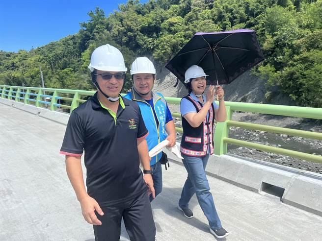 原民會副主委谷縱關心台東縣成功鎮重安橋工程施工進度。（蔡旻妤攝）