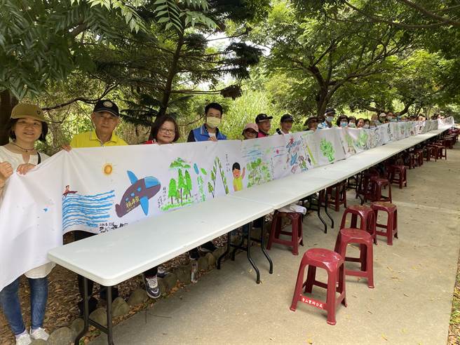 桃园大园横峰社区发展协会今在青埔公三公园办理「一卷丹青千岁人生梦想彩画」活动。（蔡明亘摄）