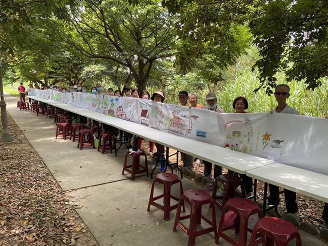 桃园大园横峰社区发展协会「一卷丹青千岁人生梦想彩画」活动，现场共有60多位长辈参与。（蔡明亘摄）