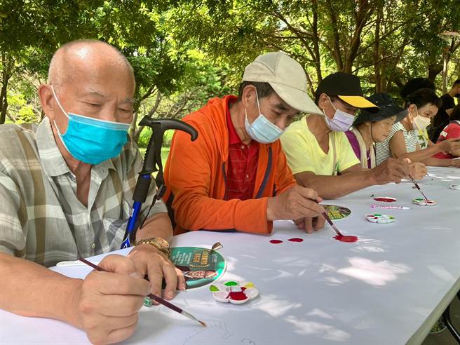 横峰社区发展协会「一卷丹青千岁人生梦想彩画」活动，长辈们在讲师引导下认真绘画。（横峰社区发展协会提供／蔡明亘桃园传真）