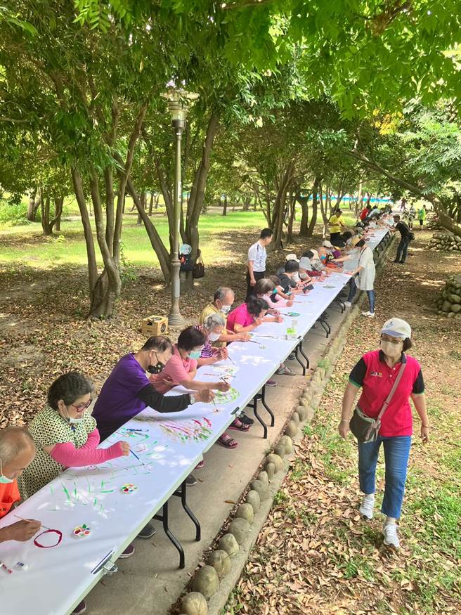 桃园大园横峰社区发展协会今带领60多位长辈，前往青埔公三公园办理「一卷丹青千岁人生梦想彩画」活动。（横峰社区发展协会提供／蔡明亘桃园传真）