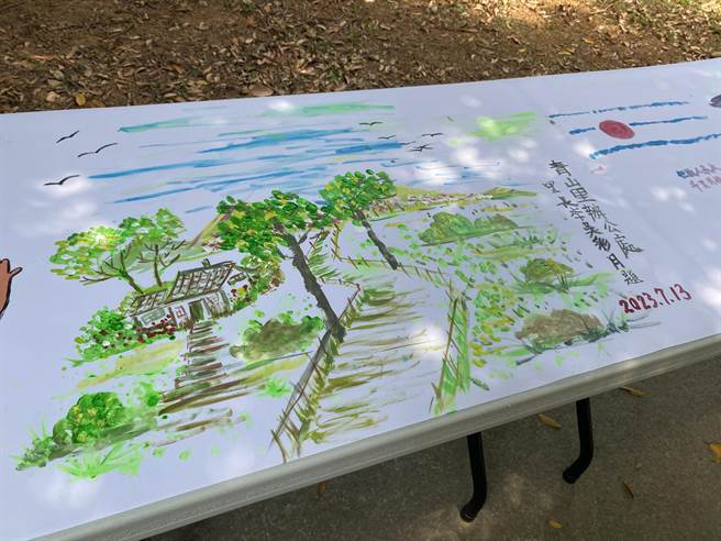 青山里长、横峰社区发展协会常务监事李吴彩月也参与作画。（蔡明亘摄）