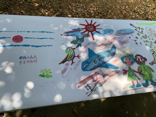 桃园大园横峰社区发展协会「一卷丹青千岁人生梦想彩画」活动，让长辈画出心中梦想与愿望。（蔡明亘摄）