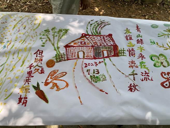 横峰社区发展协会「一卷丹青千岁人生梦想彩画」活动，有长辈画出故乡回忆。（蔡明亘摄）