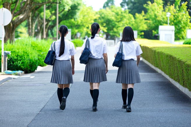 一名17岁女网友透露，男友把自己的照片给母亲看后，让男友母亲对自己有不好的印象。（示意图／shutterstock）