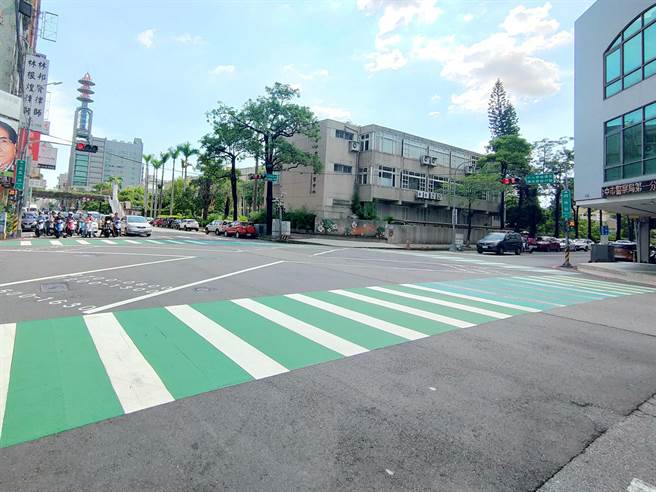台中185处路口设置「行人专用」或「行人早开」时相号志，减少路口发生事故风险。（交通局提供／张亦惠台中传真）