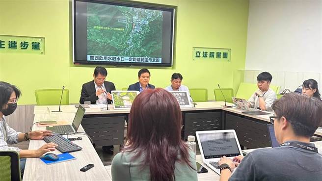 民進黨立法院黨團今召開記者會，指出新竹縣縣長楊文科放縱關西鎮水源近10年被污染44次，且此次污染工廠地主為楊文科關西鎮競選召集人劉文禎，任由關西鎮居民水安全被威脅。（李奇叡攝）