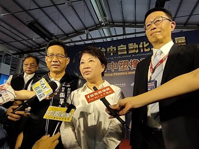 台中市11日出现首例本土登革热个案，台中市长卢秀燕13日呼吁民眾注意防蚊并做好环境清消。（潘虹恩摄）