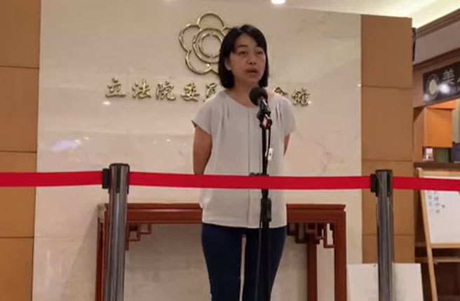 王鸿薇指泄露教保员个资，王婉谕控抹黑(影片翻拍)