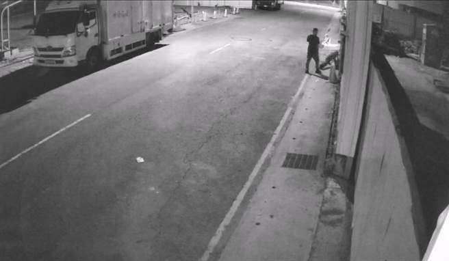桃园警分局员警逮到2窃嫌，他们得知行窃画面遭监视器录下，反问员警「拍得清楚吗？」（翻摄照片）