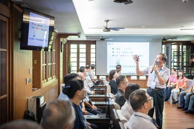 南投衛生局長陳南松親自進行醫療資源簡報，強調南投縣無重度急救責任醫院，南投市有21公頃醫院預定地，盼慈濟醫療資源能進駐。（南投縣政府提供／楊靜茹南投傳真）