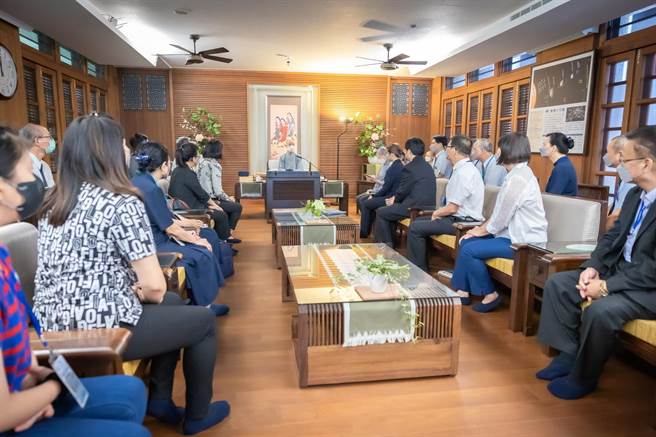 證嚴法師聽取簡報後，立即交待師兄、師姐全力協助，允諾協助改善南投偏鄉醫療。（南投縣政府提供／楊靜茹南投傳真）