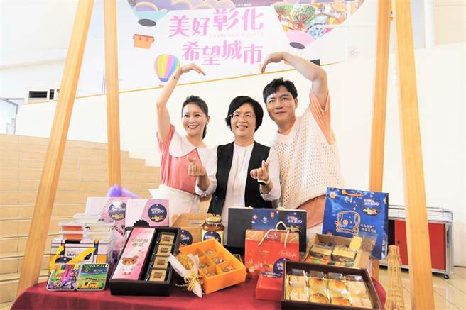 彰化縣王惠美（中）與彰化藝人陳隨意及謝宜君夫妻邀請社會大眾以購買行動力挺弱勢。（孫英哲攝）