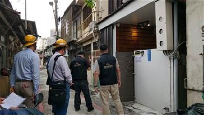 台中市府观旅局稽查非法经营的日租套房。(台中市府提供)