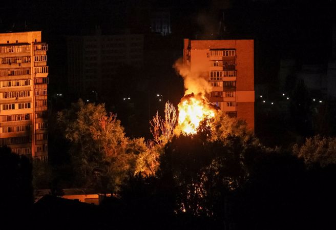 俄羅斯無人機再襲首都基輔，造成1人喪生、至少4人受傷。（圖／路透社）