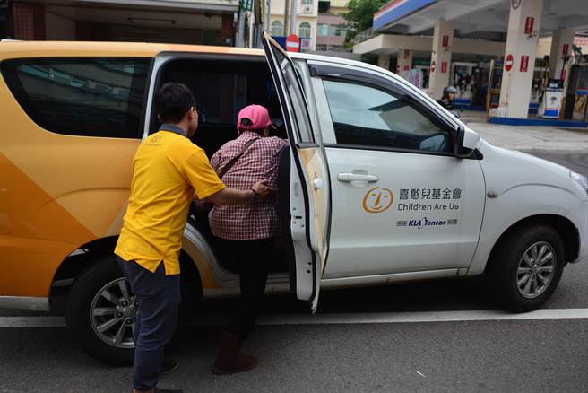社工协助独居长辈搭车。（记者林雅惠摄）