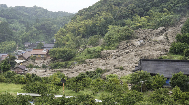 極端氣候下，日本近年的山崩土石流明顯更為頻繁且嚴重。此為意示圖，7月11日在日本九州佐賀縣的另一起土石流。(圖/美聯社)