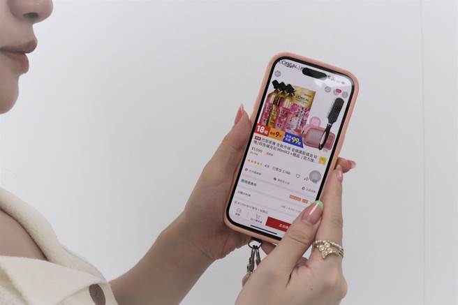  
目前虾皮商城「L'Oréal Paris巴黎莱雅官方旗舰店」已率先响应「虾皮店到店循环包装计画2.0」，未来在该卖场下单，凡适用循环包装的商品皆可选用店到店循环包装选项。(图/虾皮购物)
