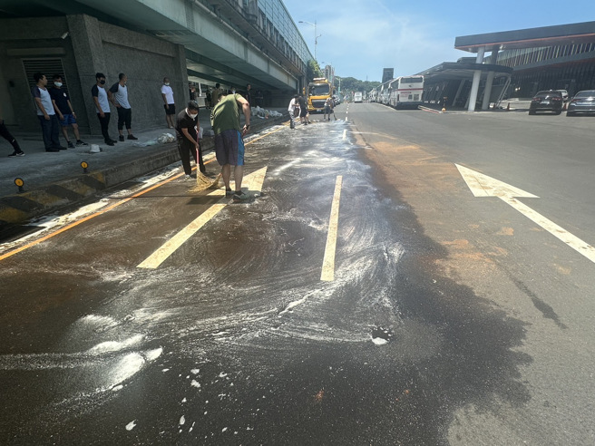 姜姓駕駛（87年次）稱由忠一路欲右轉中山一路時，因左側車廂門未鎖緊，50桶花生油散落20公尺馬路，警方通知環保局到場協助清理。（圖／警方提供）