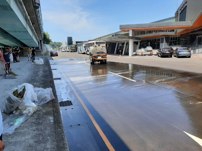 姜姓駕駛（87年次）稱由忠一路欲右轉中山一路時，因左側車廂門未鎖緊，50桶花生油散落20公尺馬路，警方通知環保局到場協助清理。（圖／警方提供）